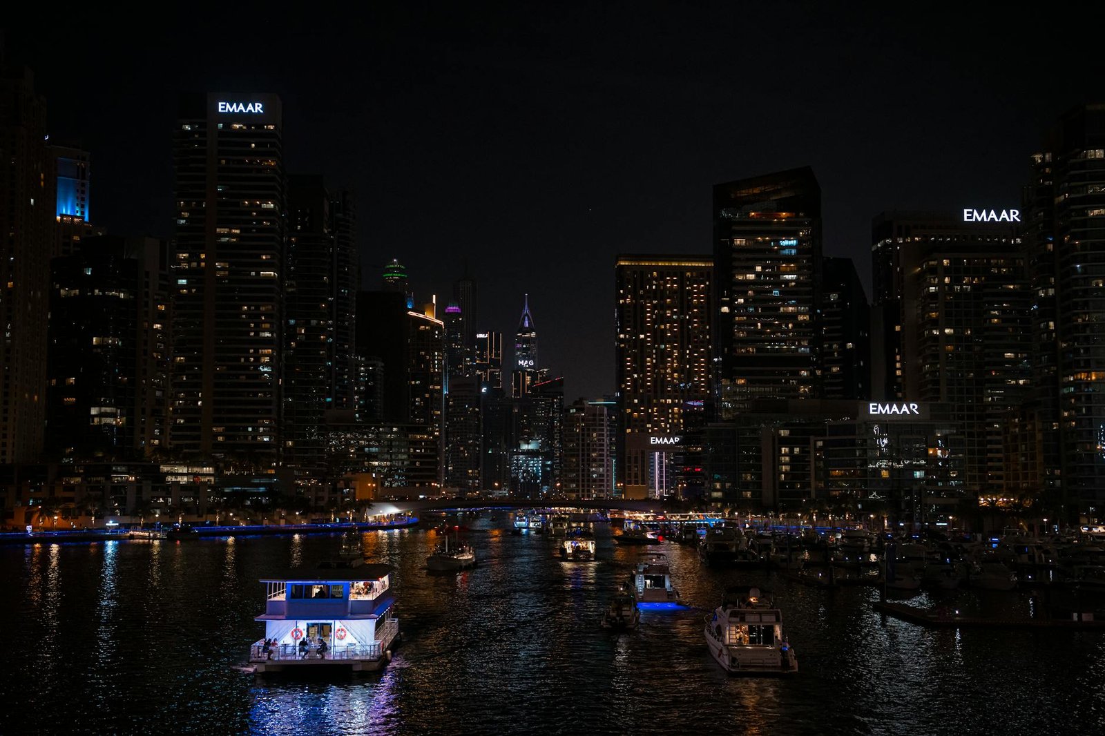 https://www.pexels.com/photo/stunning-night-view-of-dubai-marina-skyline-29522056/